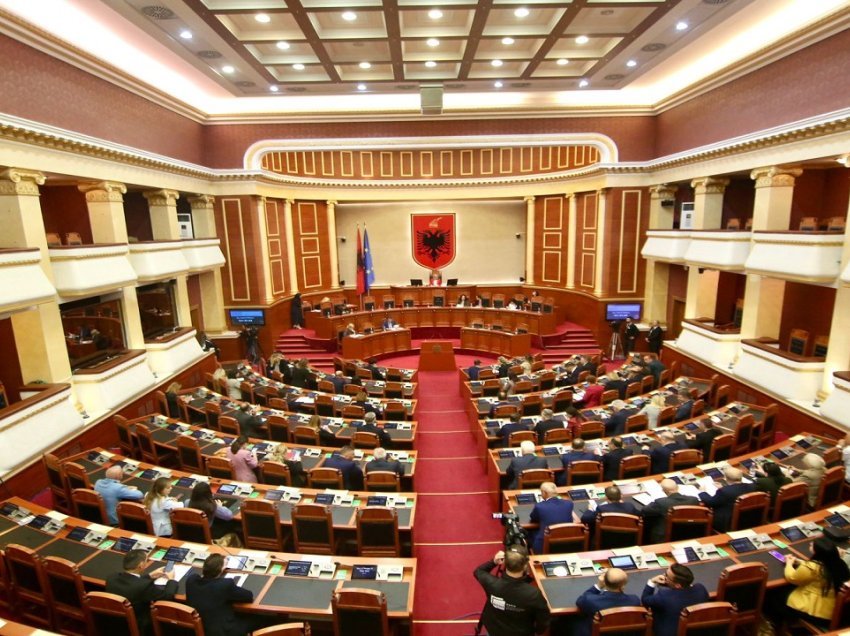 Kuvendi i Shqipërisë mban një minutë heshtje për policin e vrarë, Afrim Bunjaku