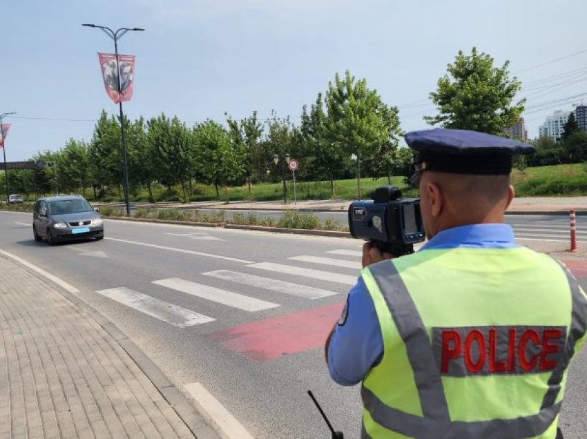 Policia shqiptoi 2 mijë e 362 gjoba trafiku brenda 24 orëve