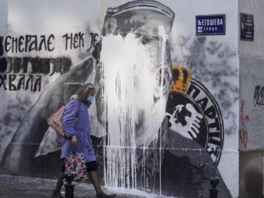 Gjykata e dënon aktivisten në Serbi veç pse e gjuajti me vezë muralin e kriminelit të luftës Ratko Mladiq