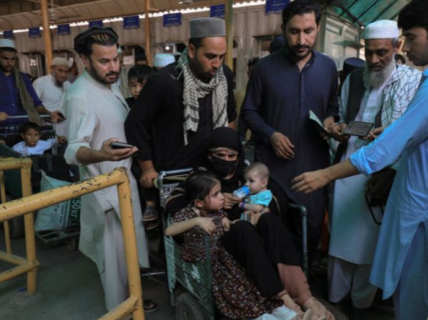 Pakistani urdhëron largimin nga vendi të më shumë se 1 milionë refugjatëve nga Afganistani