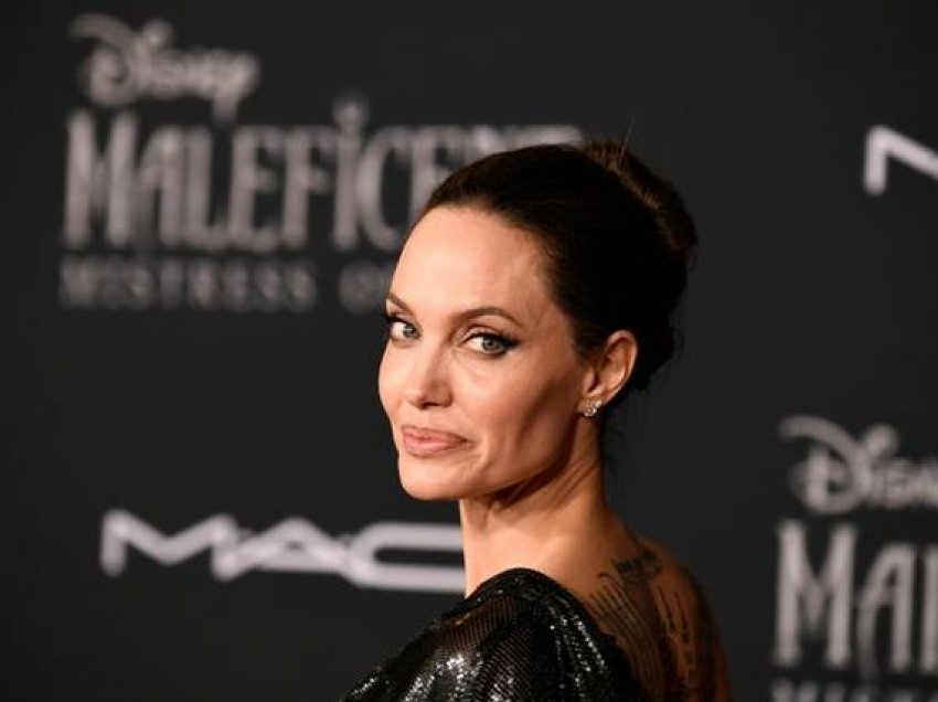 Angelina Jolie akuzon për korrupsion gjyqtarin që mori përsipër çështjen e kujdestarisë së fëmijëve të saj 