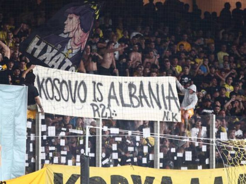 Tifozët e AEK shpalosin banerin Kosova është Shqipëri