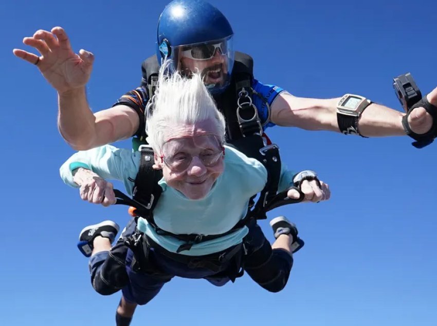 104-vjeçarja hidhet me parashute, pritet të thyejë rekordin 