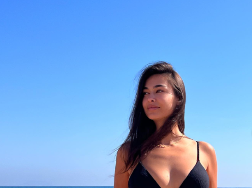 Adrola Dushi ekspozon linjat e trupit në imazhet e reja me bikini