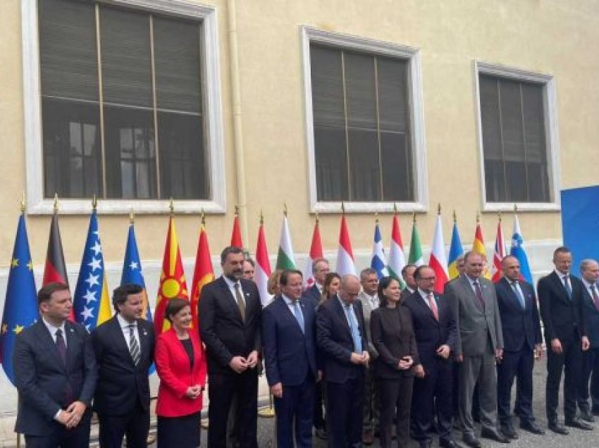 Takimi i ministrave të Jashtëm në Tiranë, Daçiq nuk fotografohet me homologët për shkak të Gërvallës