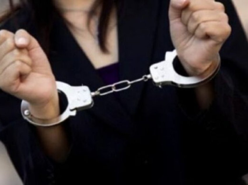 Kanosi burrin e saj, arrestohet një grua në Gjakovë