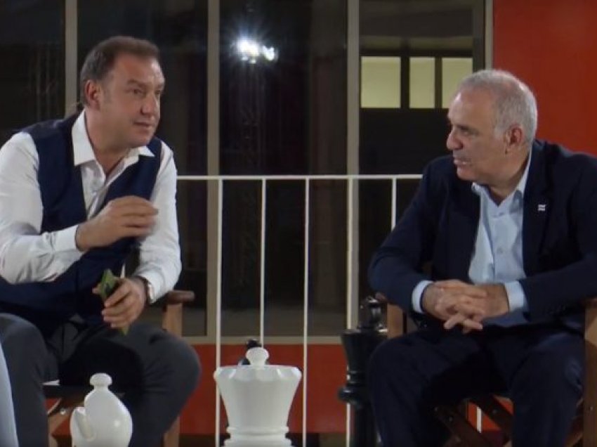 Kasparov në Tiranë për librin e tij: Jashtë fushës së lojës, nuk luhet sipas rregullave, diktatorët si Putini mburren