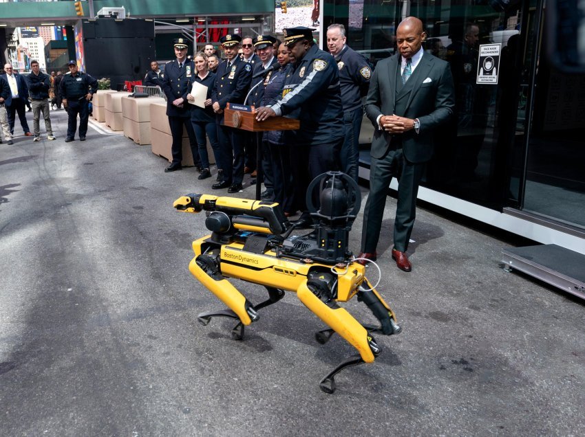 Nju Jork, nisi “patrullimi’ në metro me qenin robot Digidog
