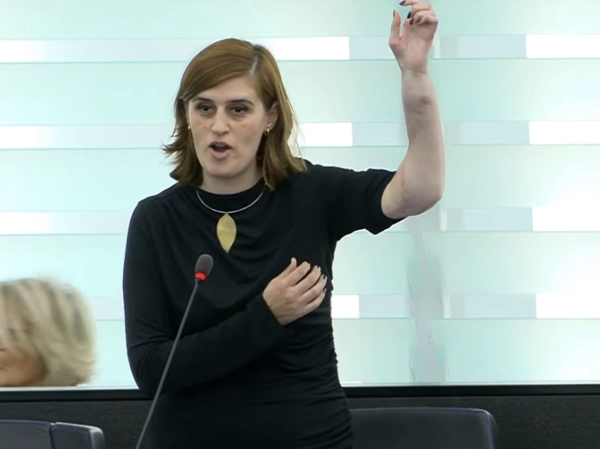 Bogujevci në Parlamentin e KiE-së tregon shenjat në duar të shkaktuara nga plumbat e ushtrisë serbe