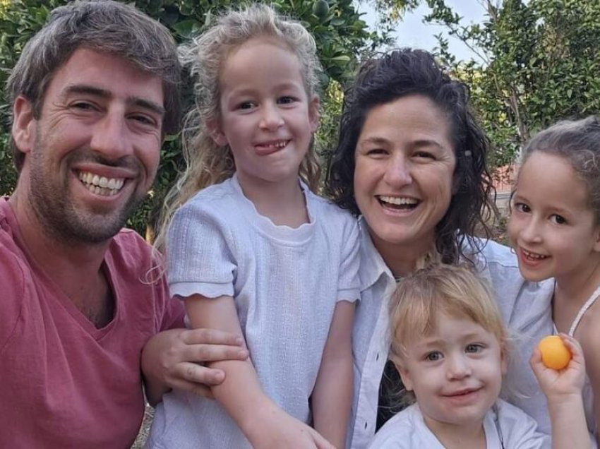 Prekëse: Të buzëqeshur krah njëri-tjetrit, fotot e fundit të familjes 5-anëtarëshe që u vra në Izrael