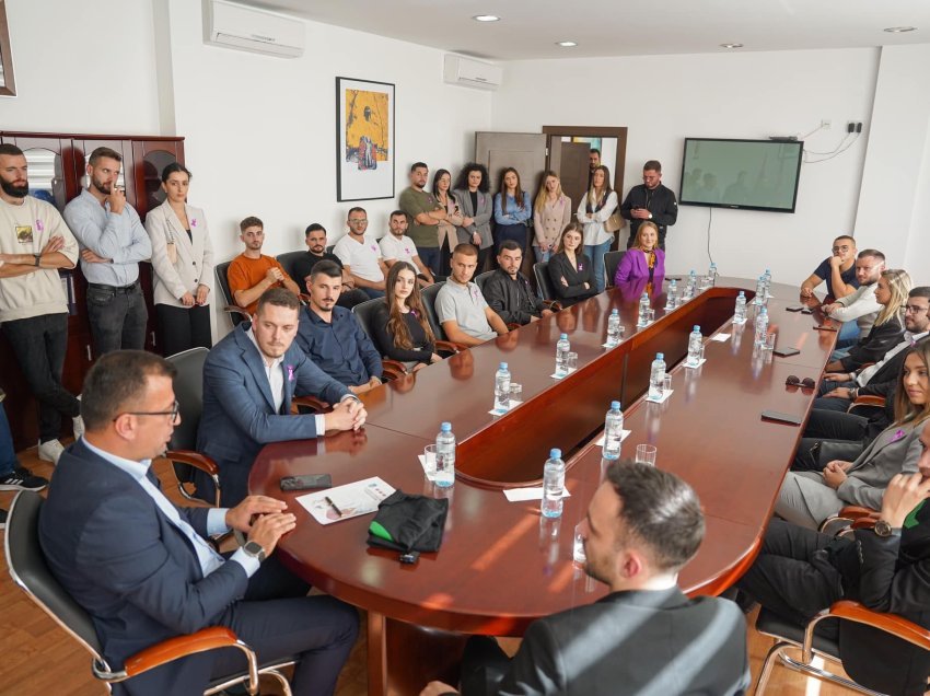 Forumi i Rinisë së LDK-së bashkë me kryetarin e Istogut, Ilir Feratin përuron Qendrën për Ndihmë Psikologjike