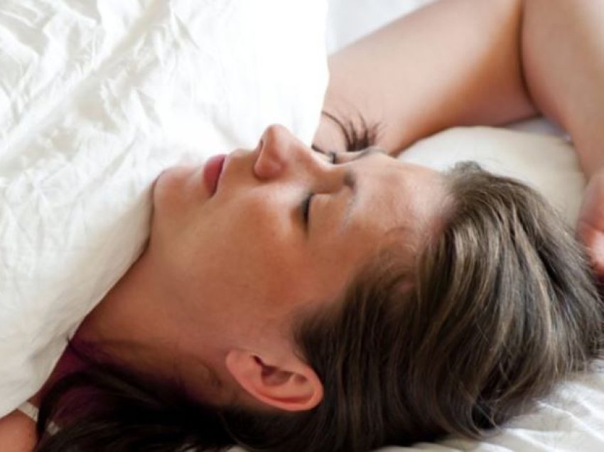 Përse duhet të flini në shpinë, përfitimet në shëndetin e lëkurës