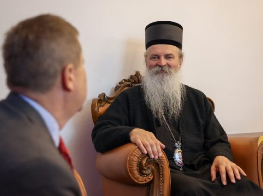 Shefi i zyrës së BE-së takon Teodosijen, i thotë se Kisha mund të luajë rol në pajtim