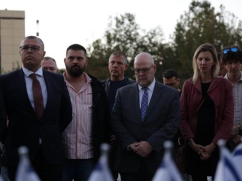 Vrasja izraelitëve nga sulmi terrorist i Hamasit, Hovenier merr pjesë në ndezjen e qirinjve në Prishtinë