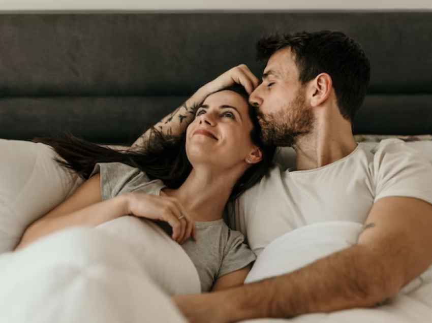 Të ndryshosh anën e krevatit ku flini, mund të forcojë intimitetin në çift, por pse?
