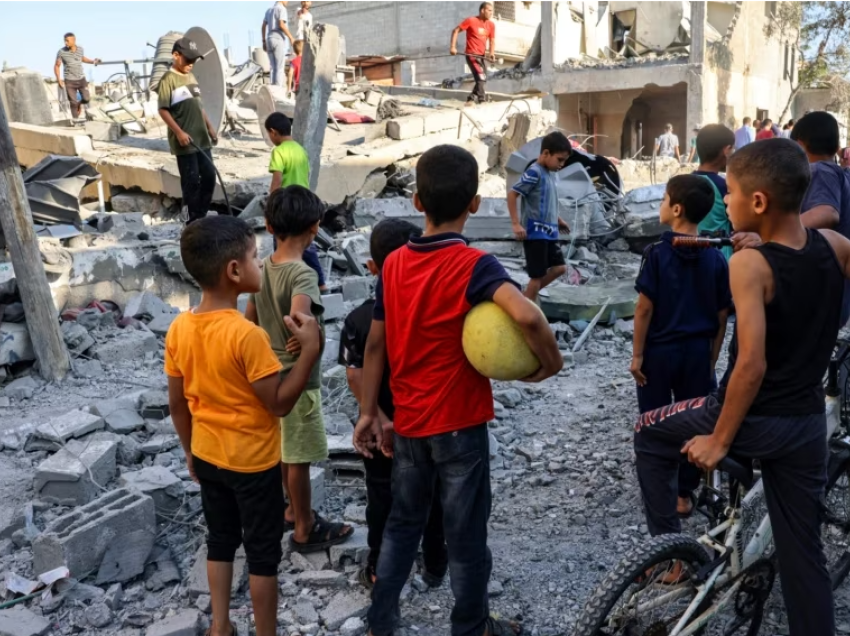Banorët e dëshpëruar të Gazës në kërkim të ushqimit, ujit dhe sigurisë