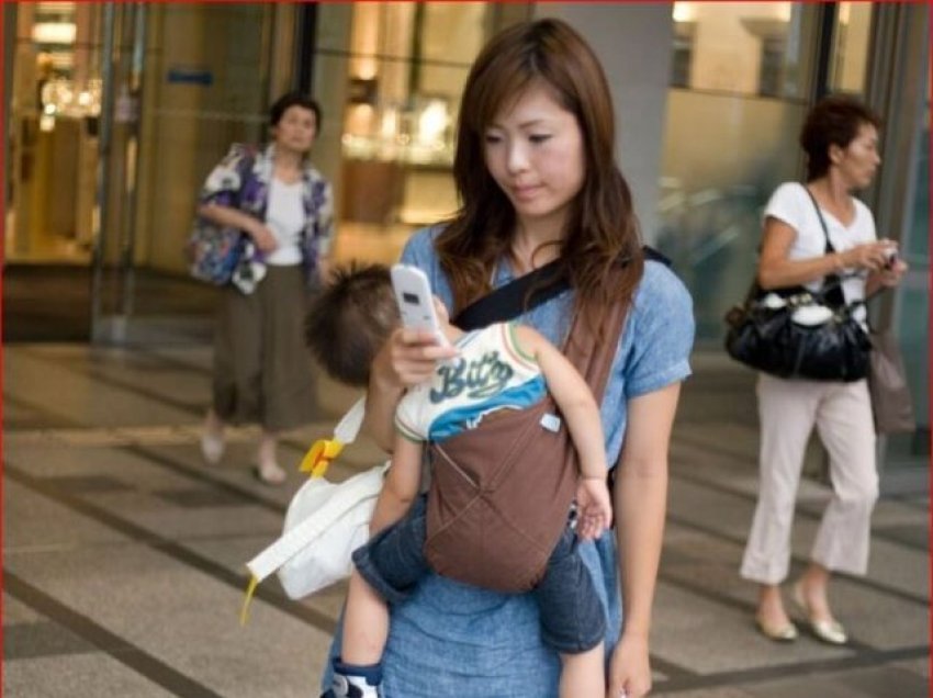 Pse nënat në Japoni nuk përdorin karroca dhe gjithmonë mbajnë në krahë fëmijët e tyre
