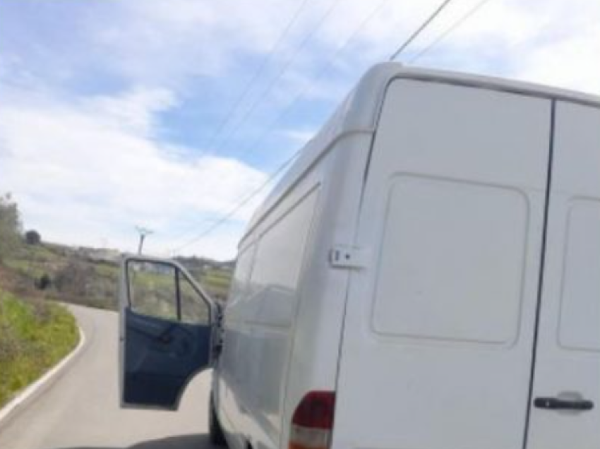 Policia e ndalon një person në Komoran, në furgonin e tij u gjetën 16 migrantë sirianë
