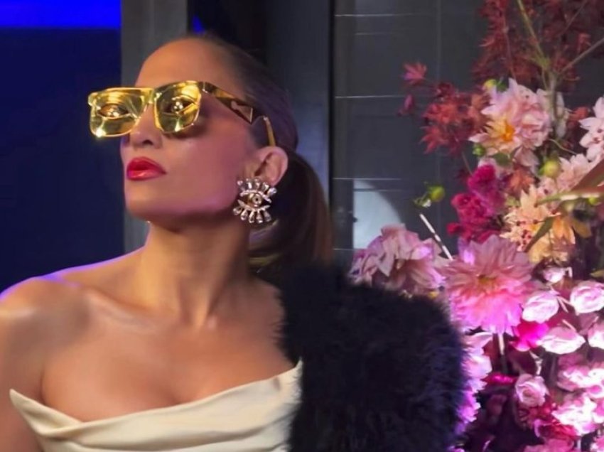Jennifer Lopez tërhoqi vëmendjen me një kombinim sfidues: Dekolteja asimetrike në plan të parë