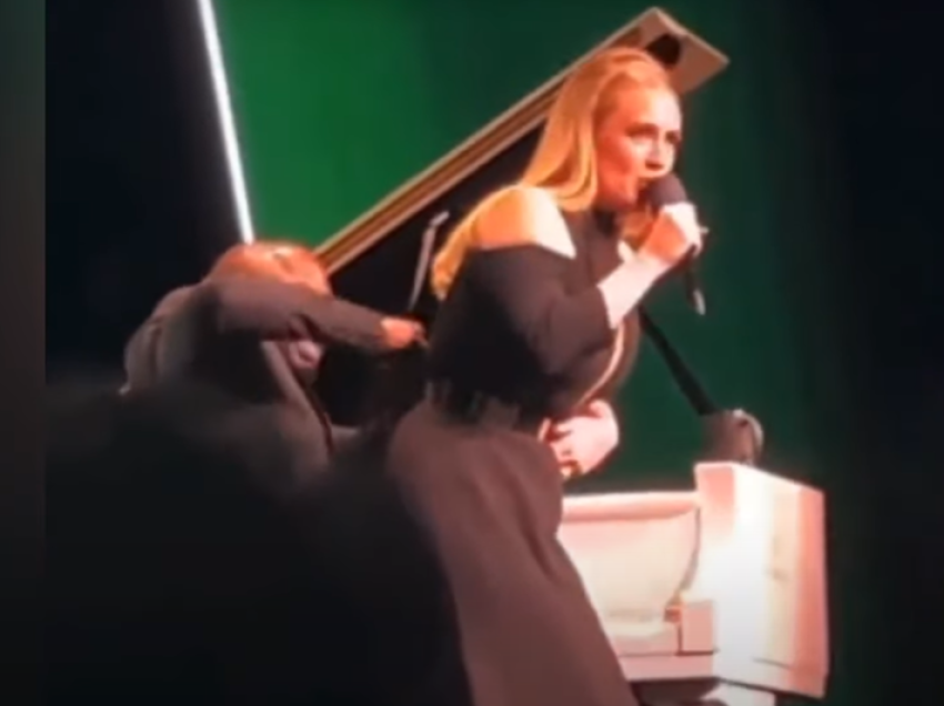 Adele ndalon performancën në Las Vegas për të hequr rripin pasi po ia zinte frymën