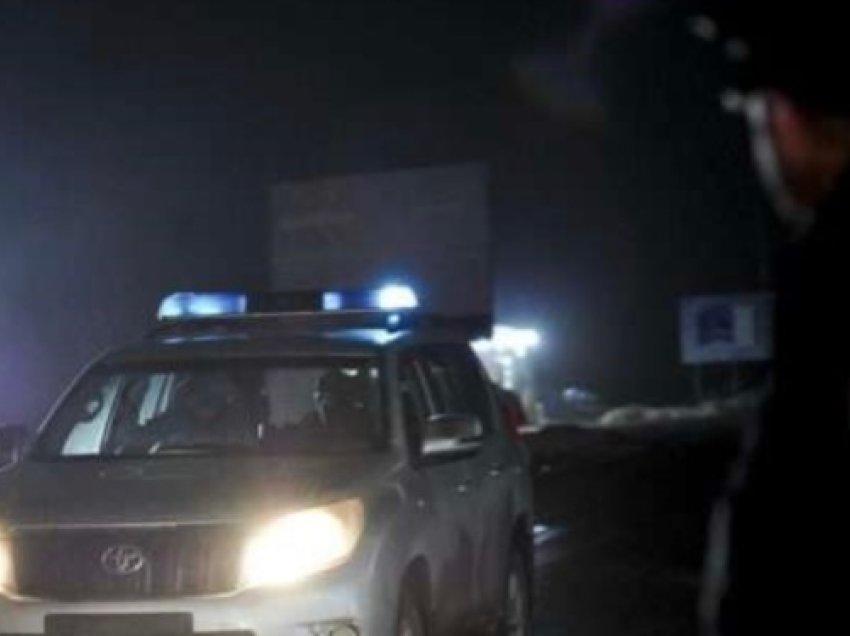 Djali 48-vjeçar e rrah babanë e tij duke vozitur në Shkabaj, Policia vihet në kërkim të tij