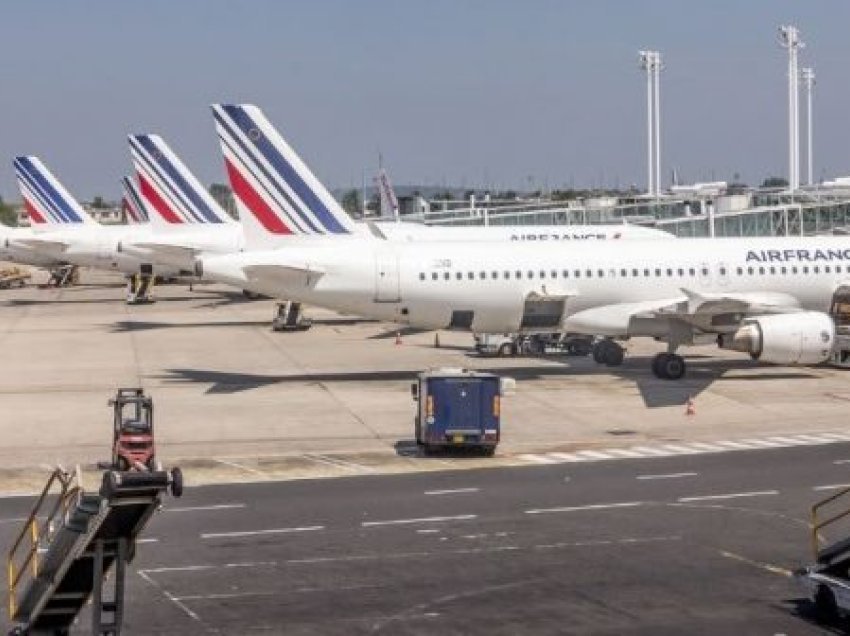 Franca në panik: Alarme për bomba, evakuohen katër aeroporte