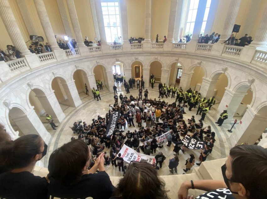 PAMJET/ Protestuesit e grupit hebre hynë në Kapitolin e SHBA-së