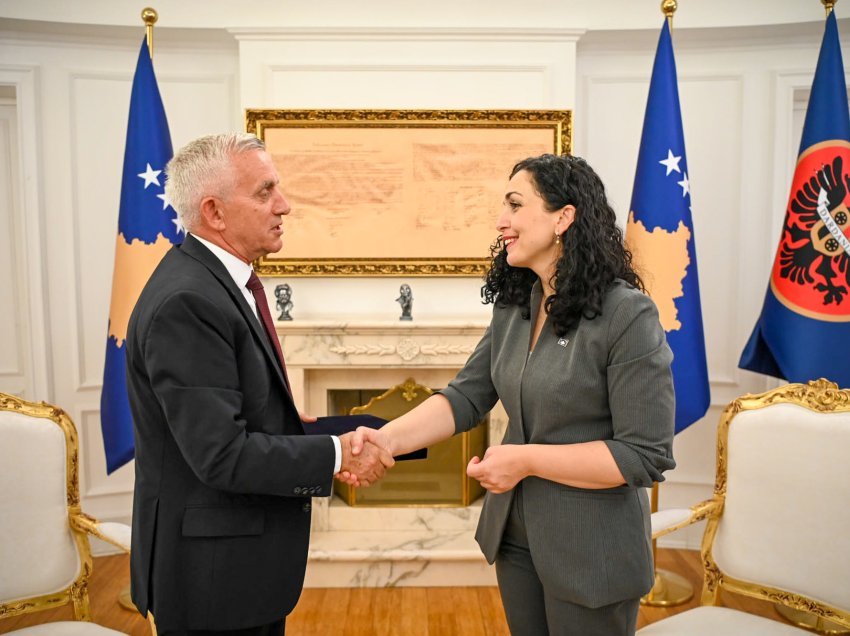Presidentja Osmani priti në takim lamtumirës ambasadorin e Shqipërisë, Qemal Minxhozi