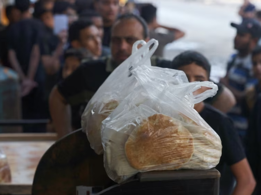 Gaza nën rrethim: Radhë për bukë, ujë i ndotur dhe shpërthime të pareshtura
