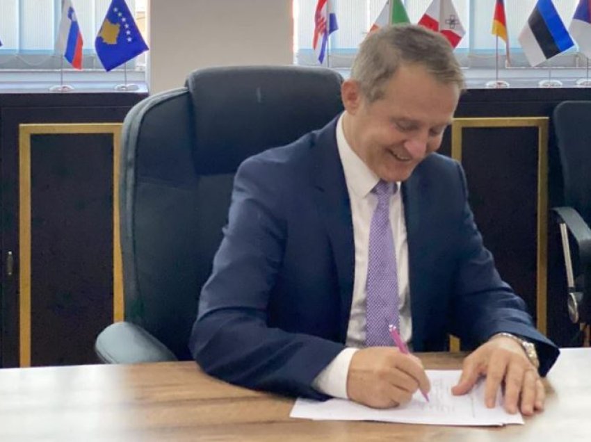 Kryetari i Vushtrrisë nënshkroi kontratat për fillimin e punimeve në dy rrugët e rendësishme të Vushtrrisë