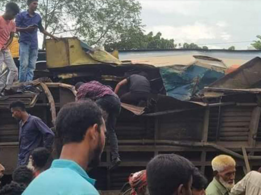 Përplasja tragjike mes dy trenave lë të paktën 20 të vrarë në Bangladesh