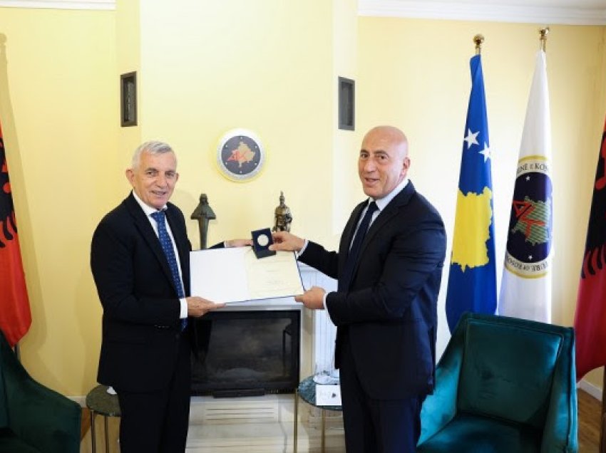 ​Haradinaj e dekoron ambasadorin Minxhozi me medalje