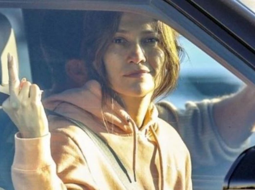 E acaruar me paparacët, Jennifer Lopez i përshëndet ata me gishtin e mesit