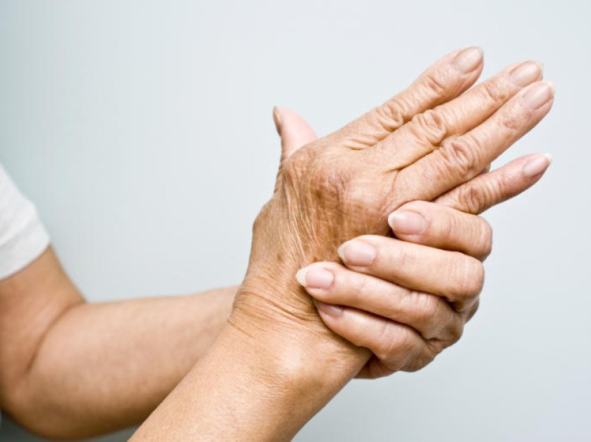 Si të parandaloni ose zbutni pasojat e artritit, ndërsa plakemi?