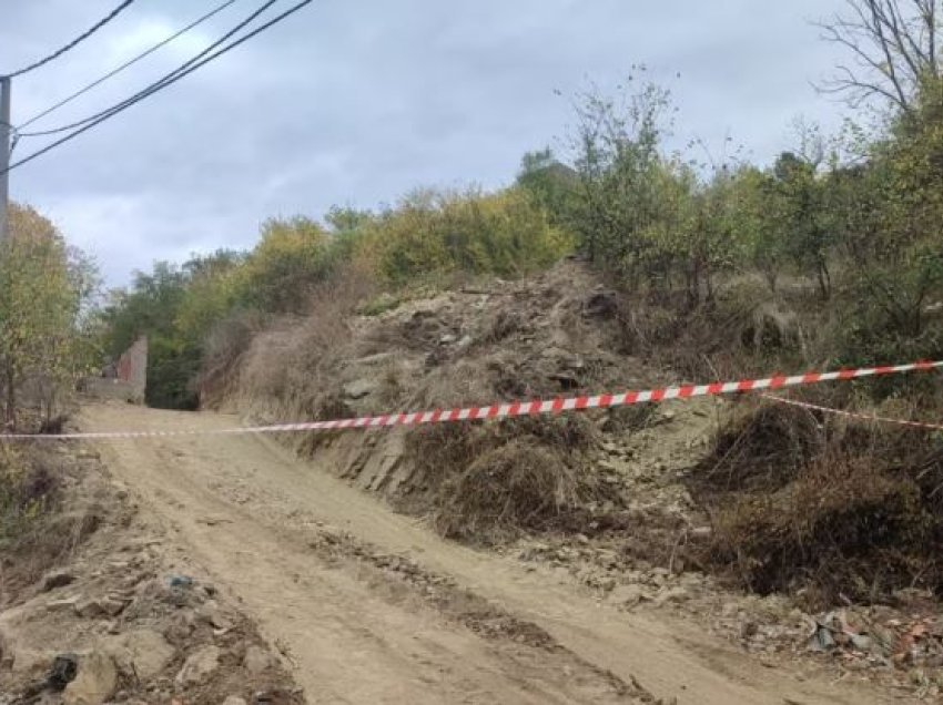 Ndalohen punimet në një rrugë afër varrezave ortodokse në Mitrovicën e Veriut