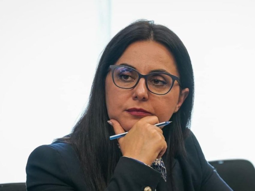 Lushaku-Sadriu: Ministrja Gërvalla u ka vënë litarin ambasadorëve të Kosovës