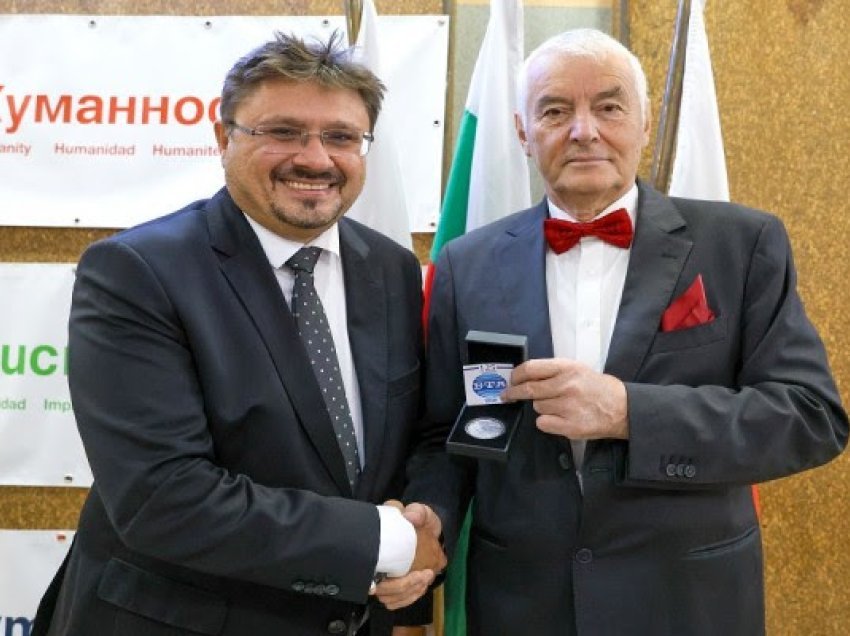 ​Drejtori i BTA i dhuron kryetarit të Kryqit të Kuq bullgar Hristo Grigorov monedhë përkujtimore për 125-vjetorin e BTA