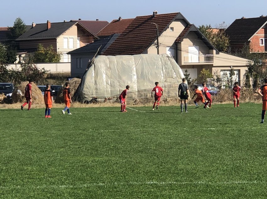 Mrekullia e Hajrullahut në Ferizaj, me duart e tija ndërton fushën e futbollit të madh pas varrezave të vjetra