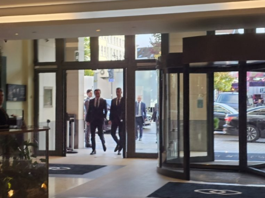 Gazetari Xhemajl Rexha publikon fotografinë: Kurti sapo u kthye në hotel ku po ndodhin takimet