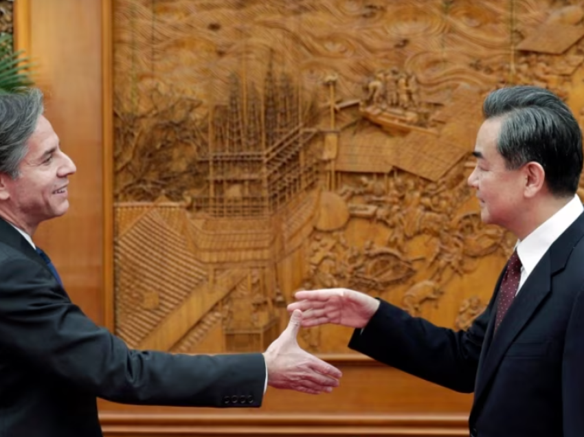 Kryediplomati kinez takime në Uashington, në përpjekje për normalizimin e marrëdhënieve mes vendeve
