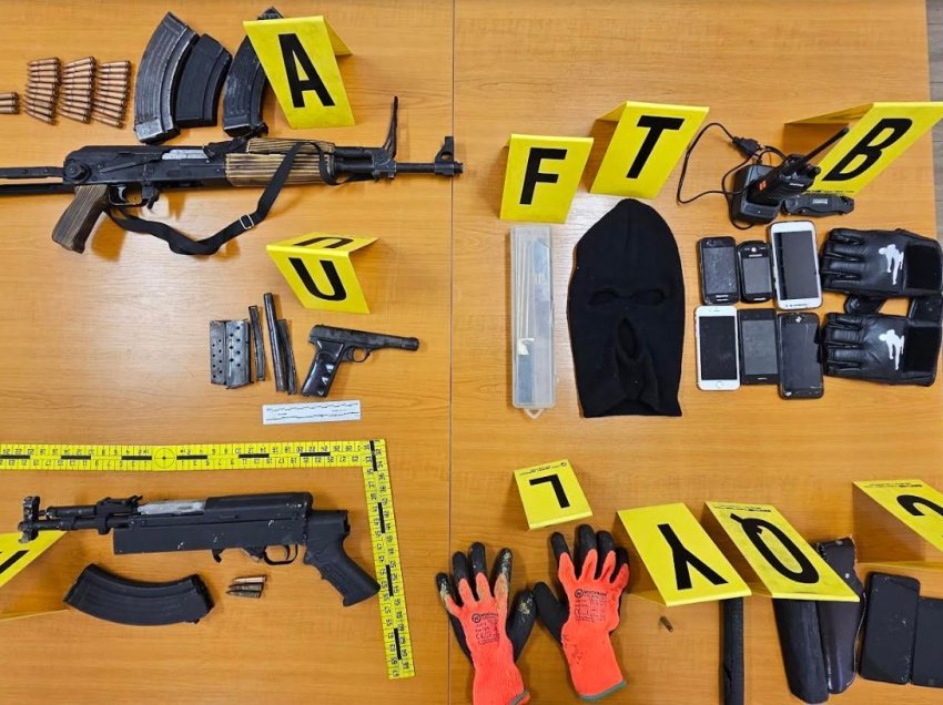Dy pushkë automatike, armë, radiolidhje, këto janë armët që iu gjetën dy plaçkitësve nga Kaçaniku 