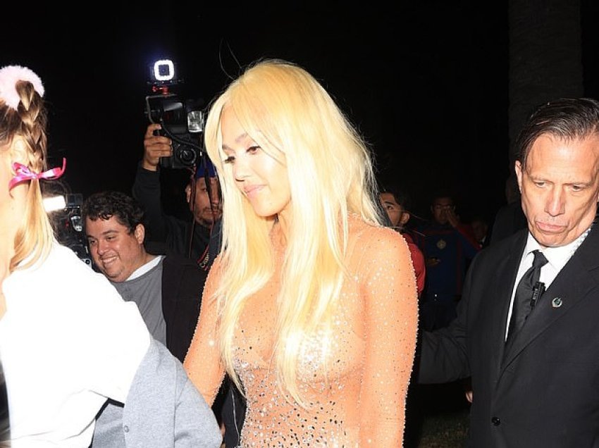 Jessica Alba vishet me kostumin nudo të Britney Spears të këngës “Toxic” për festën e Halloween-it