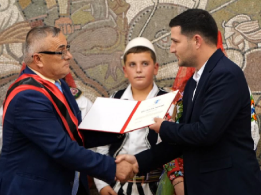 Qytetar nderi i Malësisë së Gjakovës! Arbër Hajdari vlerësohet për ndihmën ndaj shtresave në nevojë