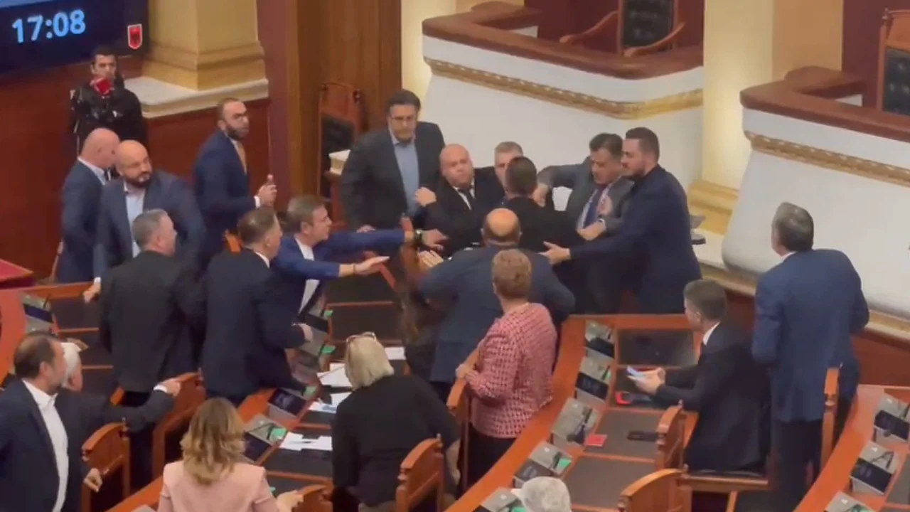 Situatë dramatike në Kuvendin e Shqipërisë, përleshen me grushte deputetët