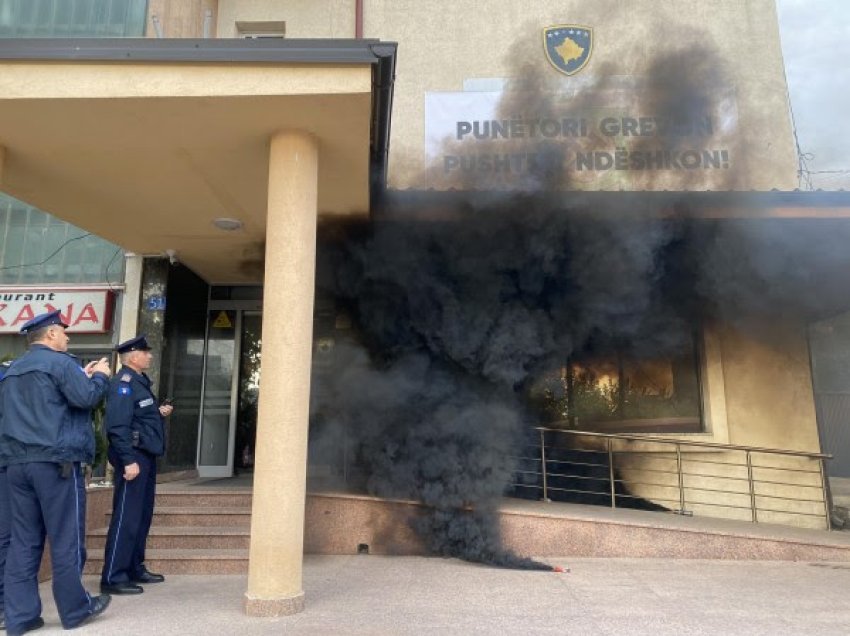 ​Ministria e Ekonomisë mbulohet me tym