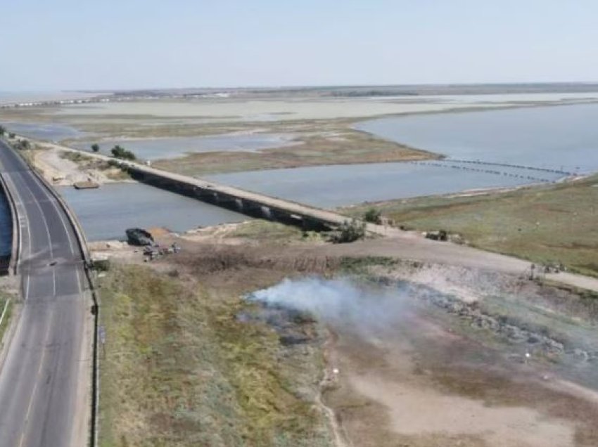 Rusia pretendon se ka shkatërruar tre dronë ujorë që do të godisnin urën e Krimesë