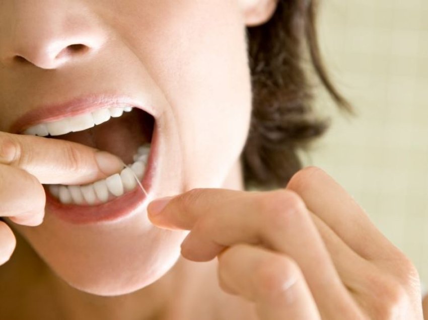 Dentistët tregojnë se cilat kanë gabimet fatal që mund t’i bëni gjatë pastrimit të dhëmbëve