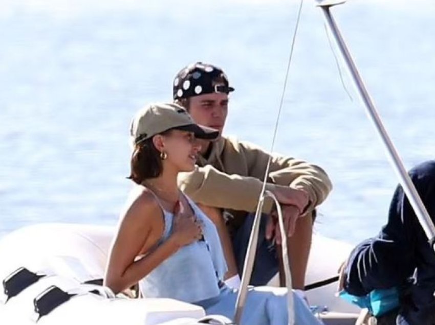 Justin dhe Hailey Biber fotografohen të lumtur në pushimet pranë njëri-tjetrit