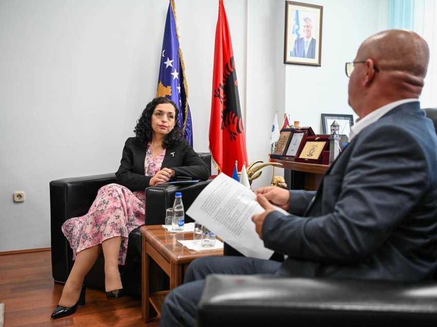 Detaji në zyrën e Latifit që mori vëmendje gjatë takimit me presidenten Osmani, lidhet me Thaçin