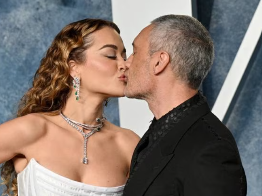 Rita Ora dhe burri i saj shpërfaqin dashurinë e tyre duke shkëmbyer një puthje pasionante 